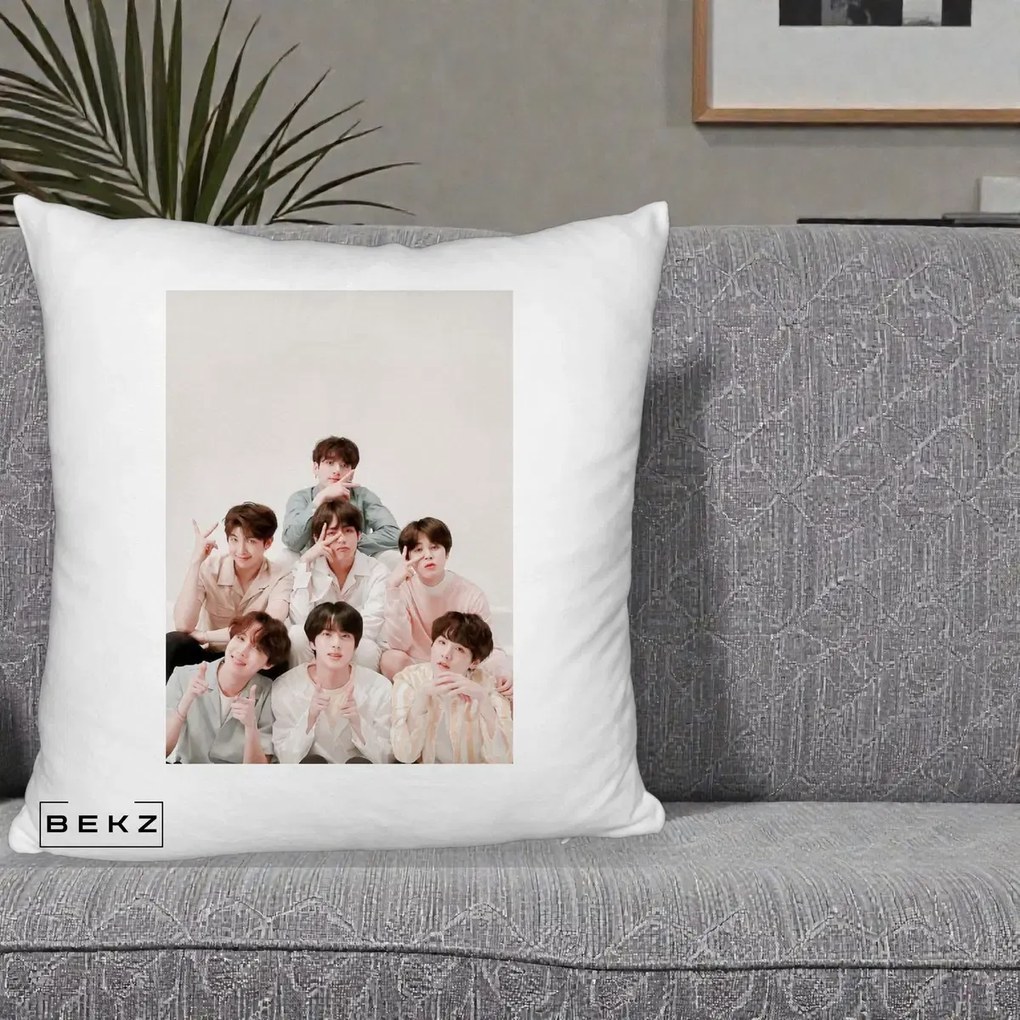 Perna Personalizata K-pop BTS Foto Grup Pastel, 40x40 cm, Alb Pufos, Husa Detasabila, Perna Inclusa, BEKZ®