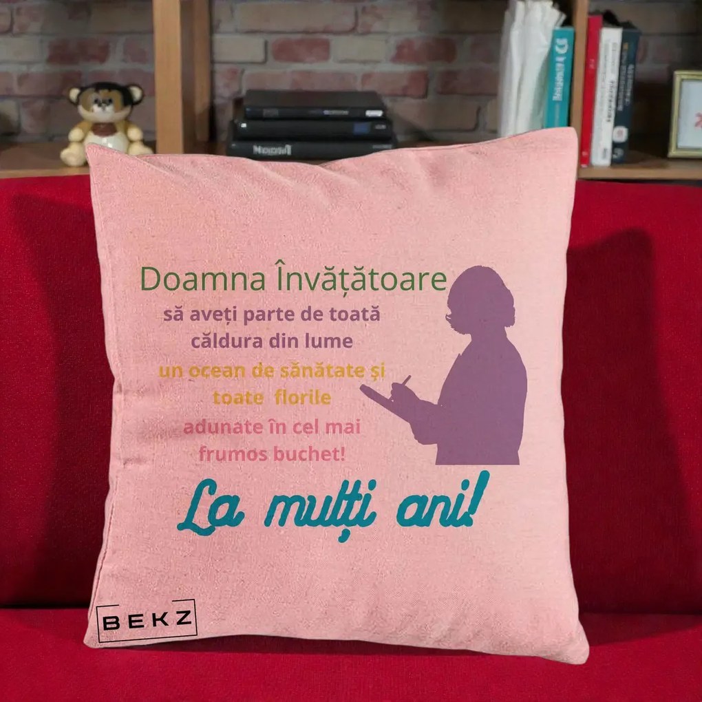 Perna personalizata invatatoare: Doamna invatatoare, La multi ani, 40x40 cm cu Umplutura, Roz, BEKZ