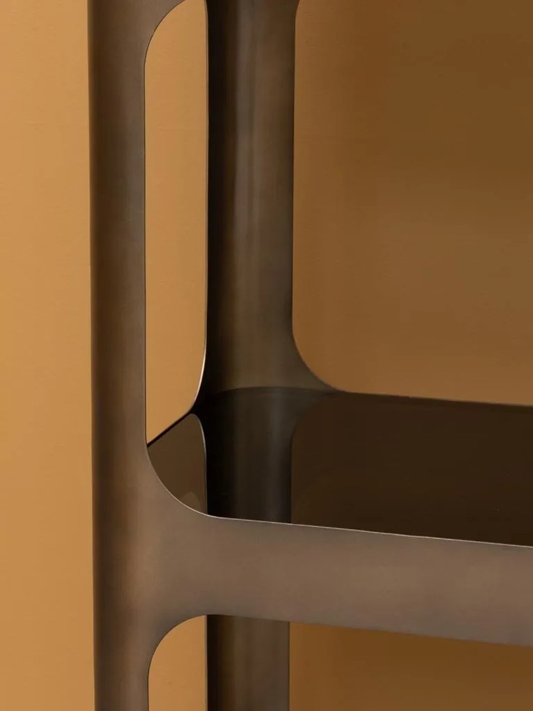 Etajeră metalică cu rafturi din sticlă, formă rotunjită, finisaj auriu antichizat, „Lexton”