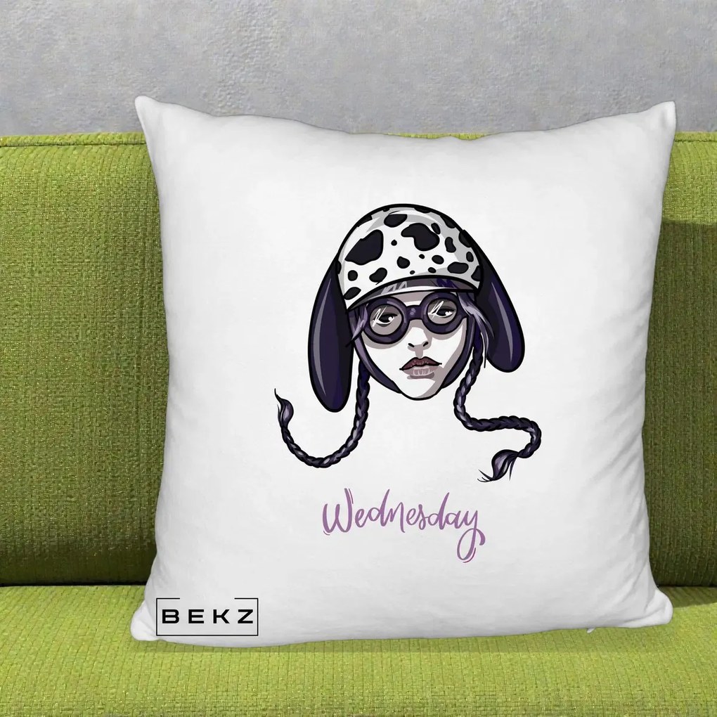 Perna Personalizata Wednesday Addams cu Caine Dalmatian, 40x40 cm, Alb Pufos, Husa Detasabila, Perna Inclusa, BEKZ®