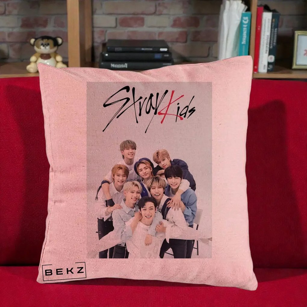 Perna Personalizata K-pop Stray Kids cu Foto Grup Alb-Albastru, 40x40 cm, Roz, Husa Detasabila, Perna Inclusa, BEKZ®