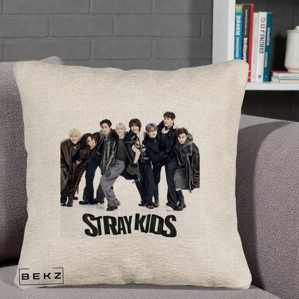 Perna Personalizata K-pop Stray Kids Outfit Negru, 40x40 cm, Bej Canapea, Husa Detasabila, Perna Inclusa, BEKZ®