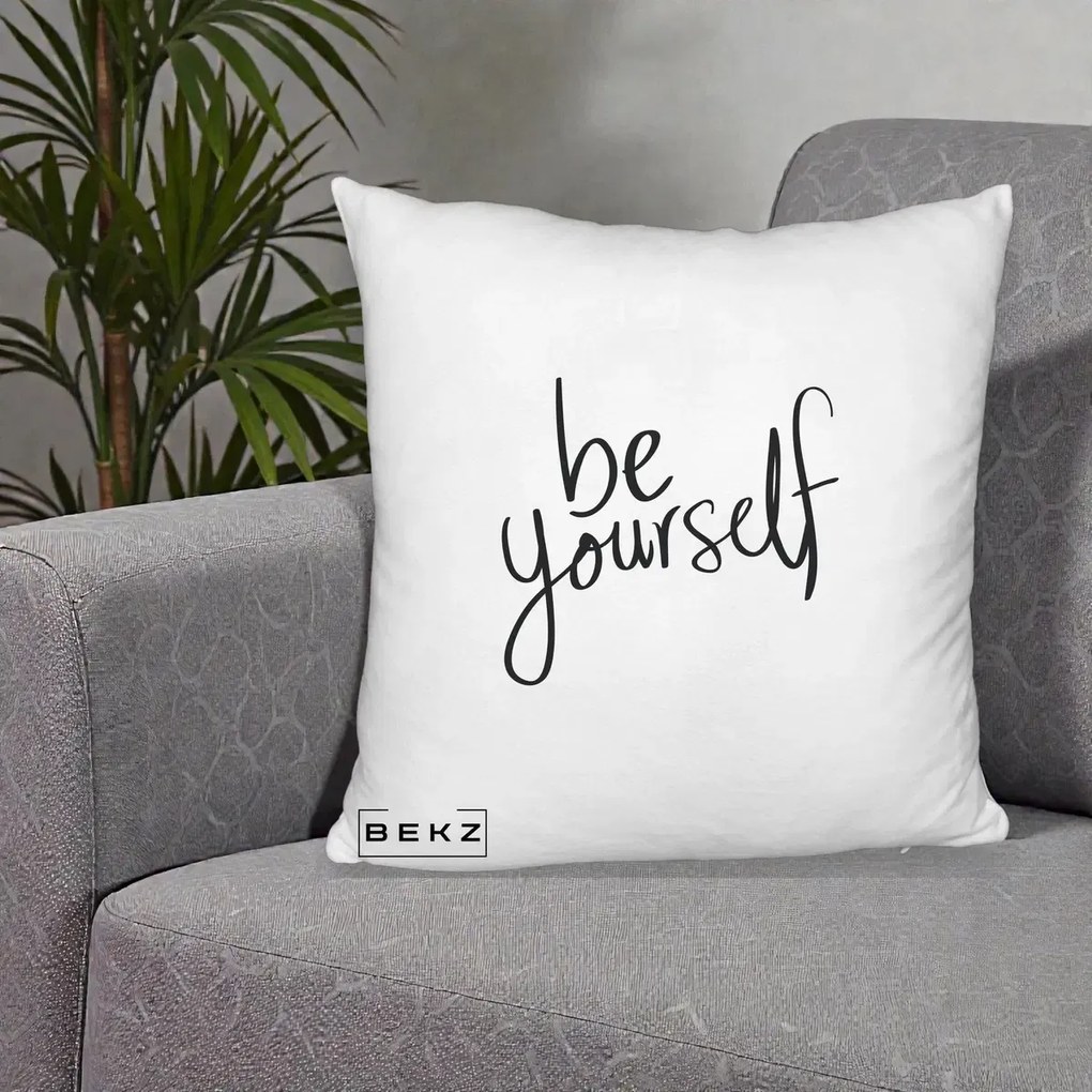 Perna Decorativa Be Yourself Caligrafie Neagra, 40x40 cm, Alb Pufos, Husa Detasabila, Perna Inclusa, BEKZ®