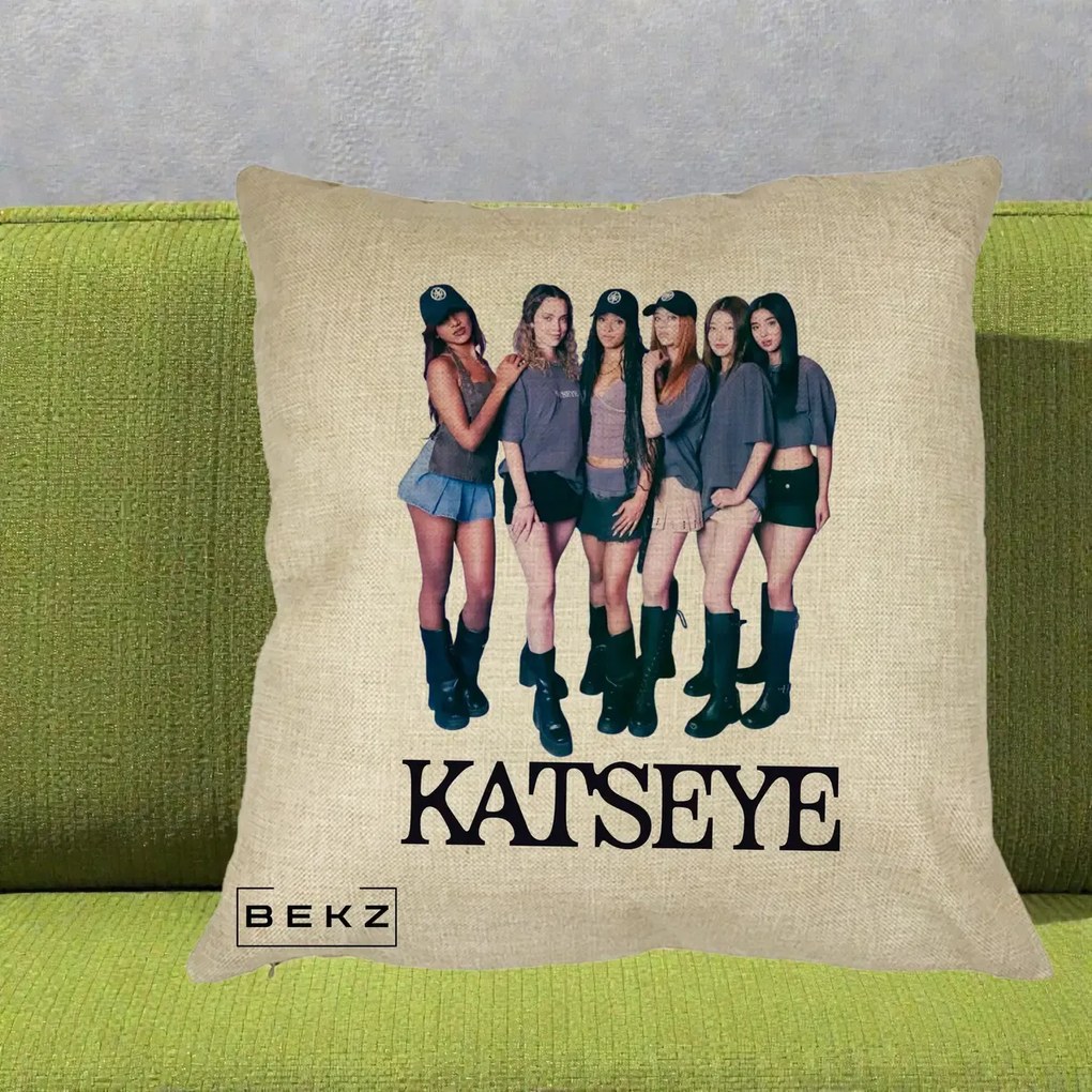 Perna Personalizata K-pop KATSEYE Grup Foto Tinute Gri, 40x40 cm, Crem, Husa Detasabila, Perna Inclusa, BEKZ®