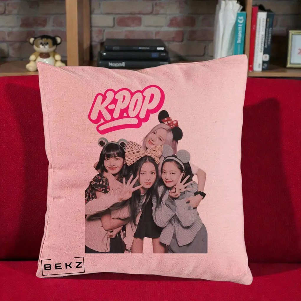 Perna Personalizata BLACKPINK K-Pop Grup Pozitii Amuzante, 40x40 cm, Roz, Husa Detasabila, Perna Inclusa, BEKZ®