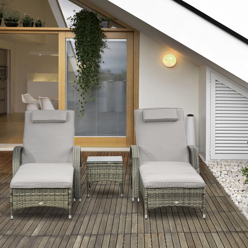 Outsunny Set de 2 șezlonguri mari confortabile : saltea, tetieră, spătar reglabil pe multiple poziții, cotiere, roți + măsuță joasă cu blat din sticlă securizată și rășină împletită gri | Aosom Romania