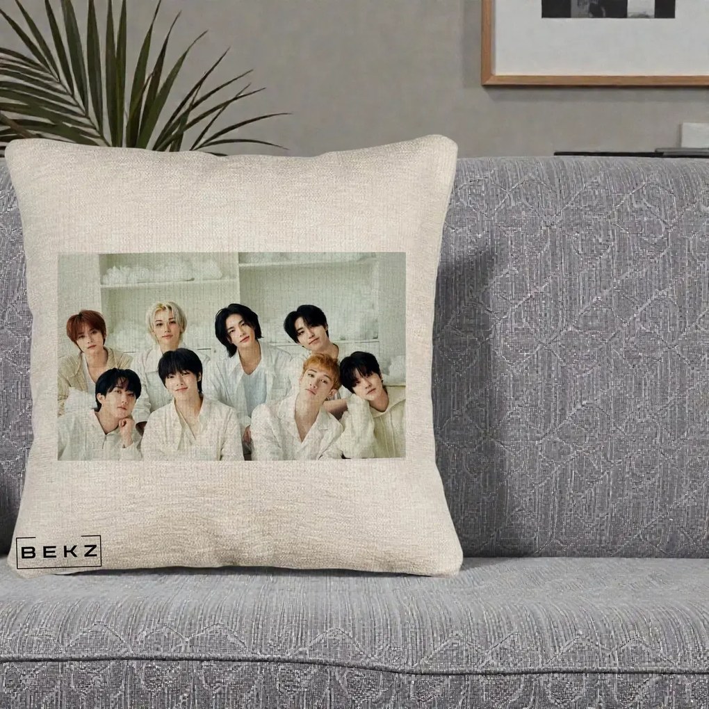 Perna Personalizata K-pop Stray Kids Foto Grup All-White Landscape, 40x40 cm, Bej Canapea, Husa Detasabila, Perna Inclusa, BEKZ®