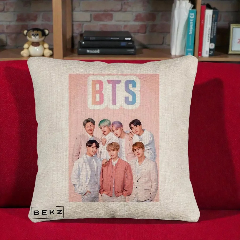 Perna Personalizata K-pop BTS Foto Grup cu BTS si Fond Roz Pastel, 40x40 cm, Bej Canapea, Husa Detasabila, Perna Inclusa, BEKZ®