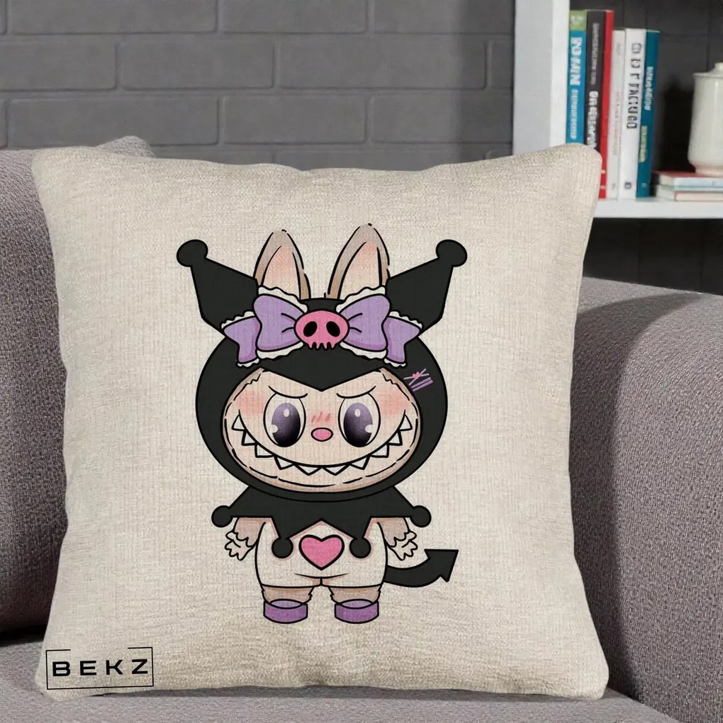 Perna Personalizata Labubu x Kuromi, 40x40 cm, Bej Canapea, Husa Detasabila, Perna Inclusa, BEKZ®
