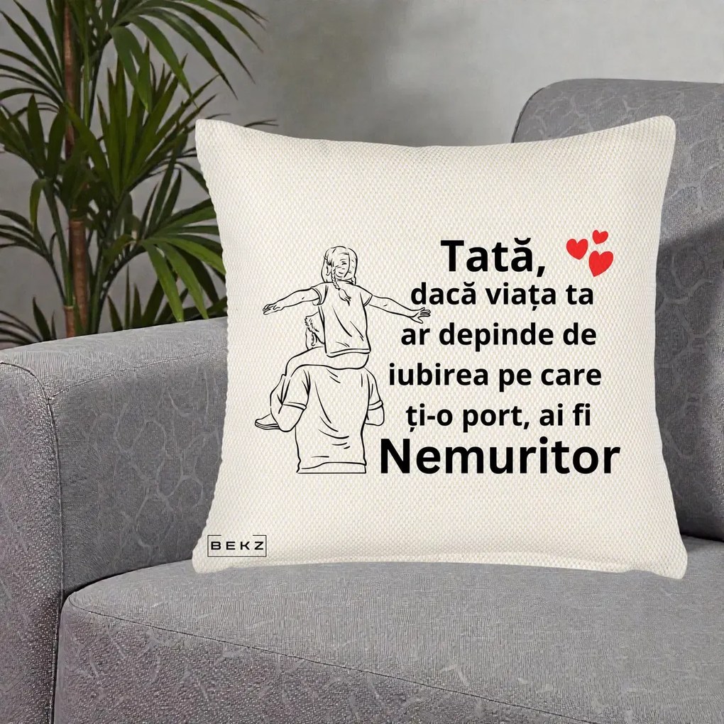 Cadou pentru Tata - Perna Personalizata Tata Supererou Nemuritor, 40x40 cm, Crem Reliefat, Husa Detasabila, Perna Inclusa, BEKZ®