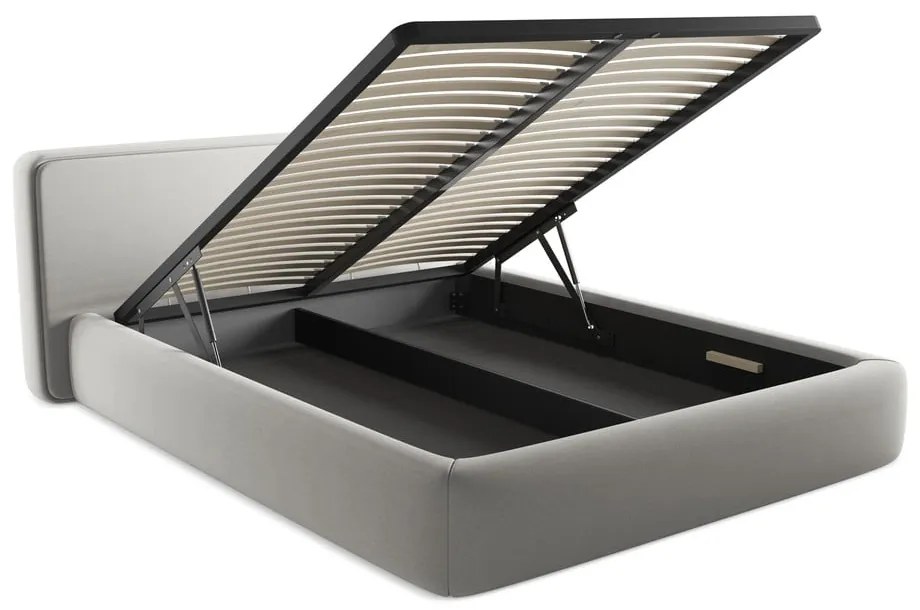 Pat matrimonial gri deschis tapițat cu spațiu de depozitare cu somieră 160x200 cm Kiana – Makamii