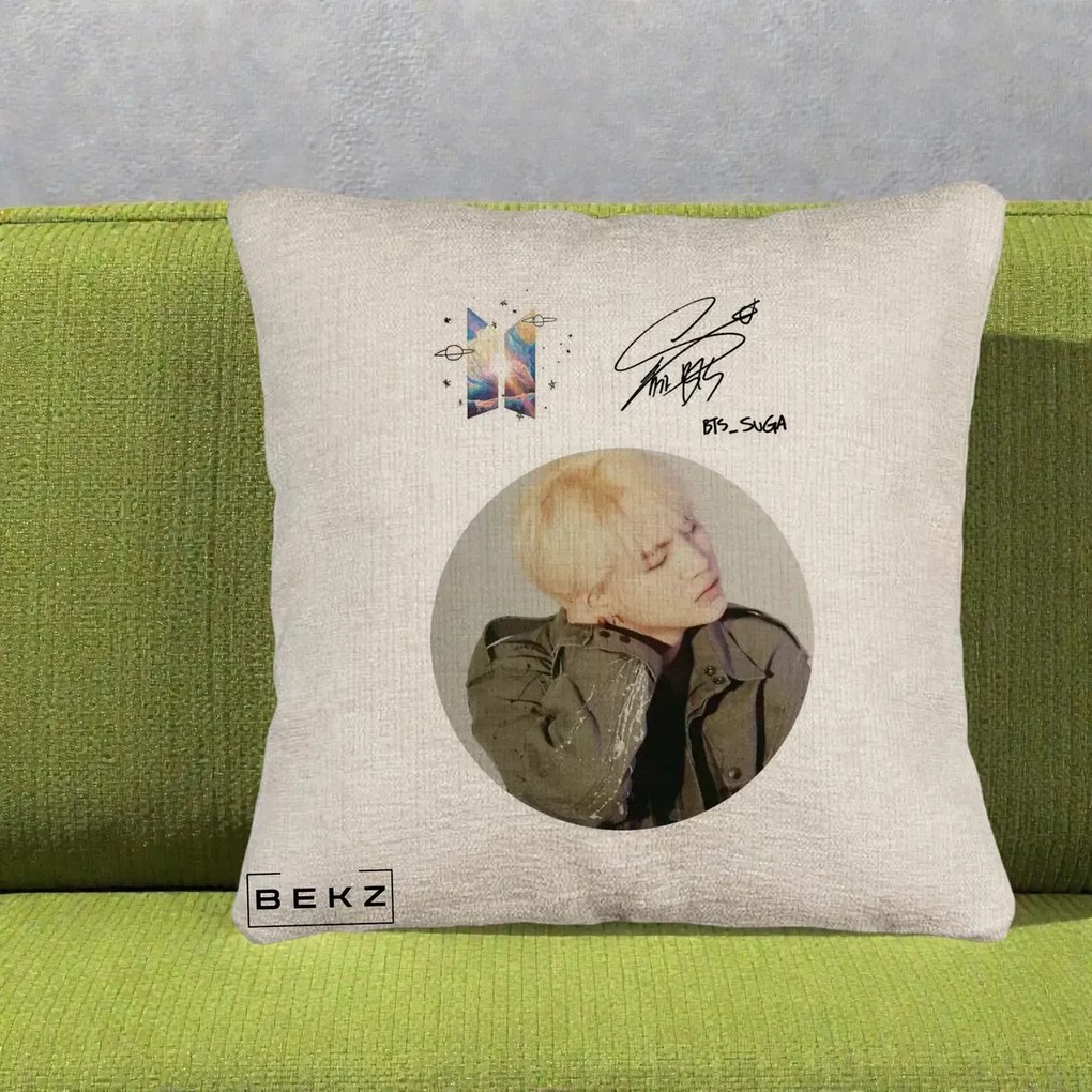 Perna Personalizata K-pop BTS Suga Portret cu Autograf, 40x40 cm, Bej Canapea, Husa Detasabila, Perna Inclusa, BEKZ®