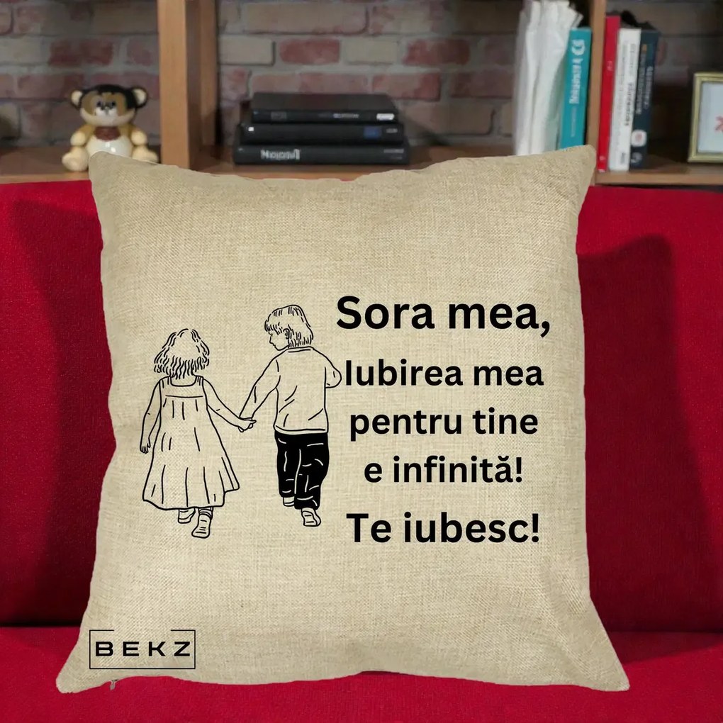 Cadou pentru Sora - Perna Personalizata Sora Mea Te Iubesc Copii Tinand Maini din Spate, 40x40 cm, Crem, Husa Detasabila, Perna Inclusa, BEKZ®