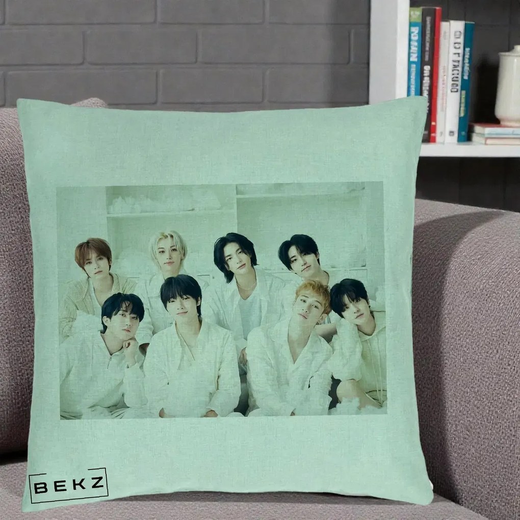 Perna Personalizata K-pop Stray Kids Foto Grup Alb All-White cu 8 Membrii, 40x40 cm, Verde Menta, Husa Detasabila, Perna Inclusa, BEKZ®