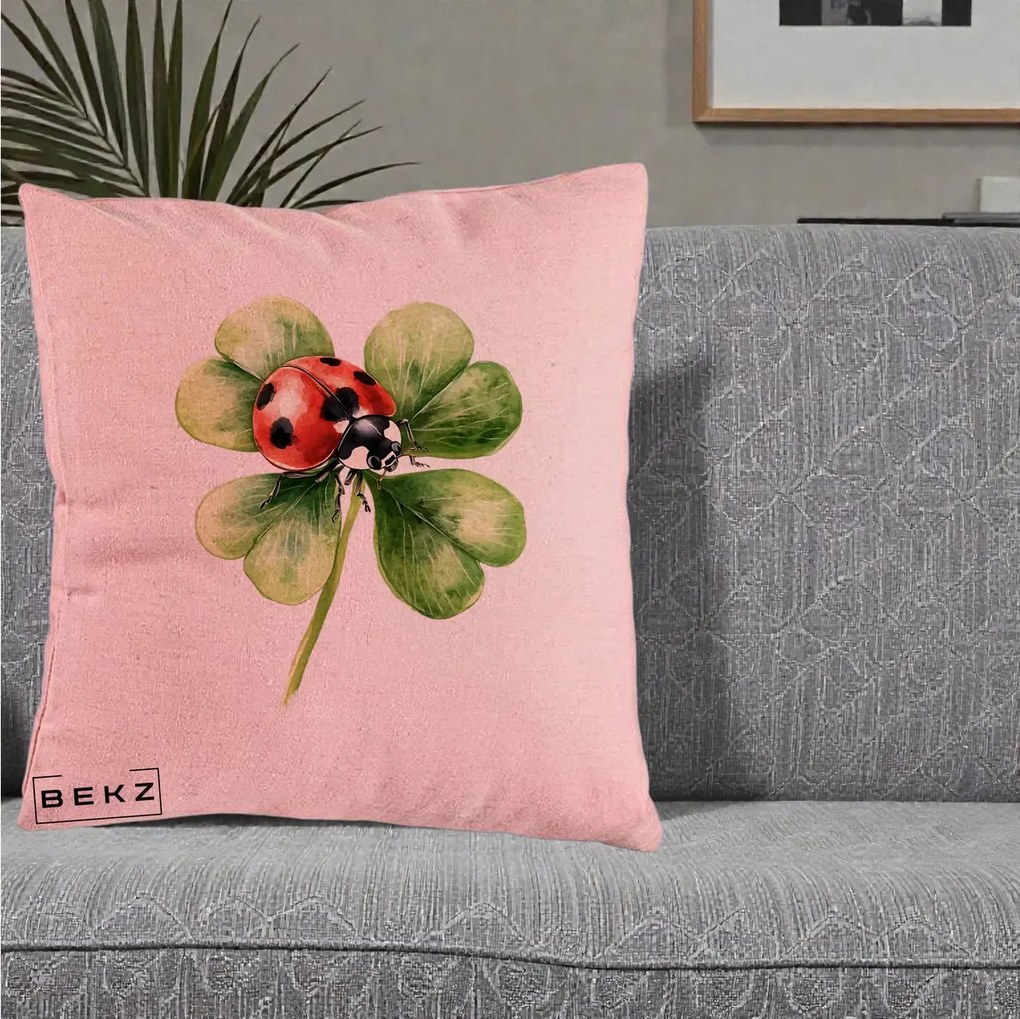 Perna Decorativa Buburuza Norocoasa pe Trifoi cu Patru Foi, 40x40 cm, Roz, Husa Detasabila, Perna Inclusa, BEKZ®