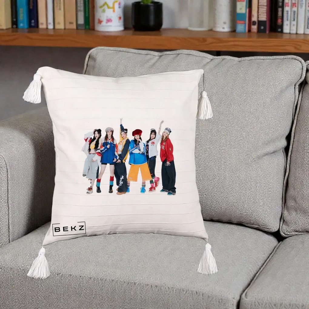 Perna Personalizata Grup K-pop Fete in Picioare Foto, 40x40 cm, Bej cu Franjuri, Husa Detasabila, Perna Inclusa, BEKZ®