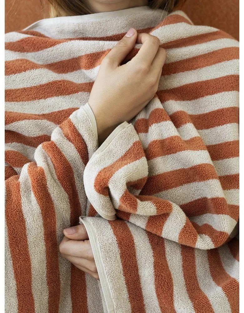 Prosop portocaliu/bej din bumbac organic din frotir 70x140 cm Arto – Blomus