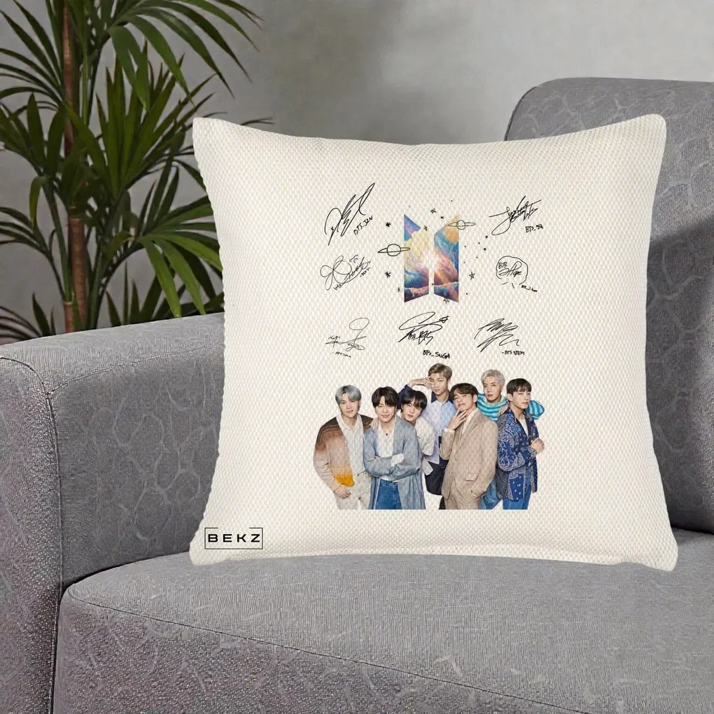 Perna Personalizata K-pop BTS Autografe Toti Membrii Fotografie, 40x40 cm, Crem Reliefat, Husa Detasabila, Perna Inclusa, BEKZ®