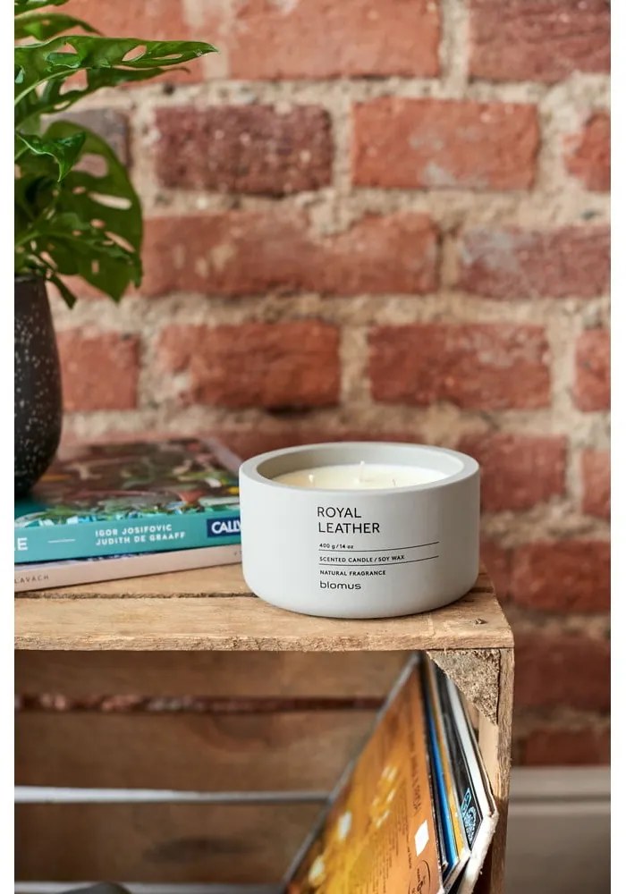 Lumânare parfumată din ceară de soia timp de ardere 25 h Fraga: Royal Leather – Blomus