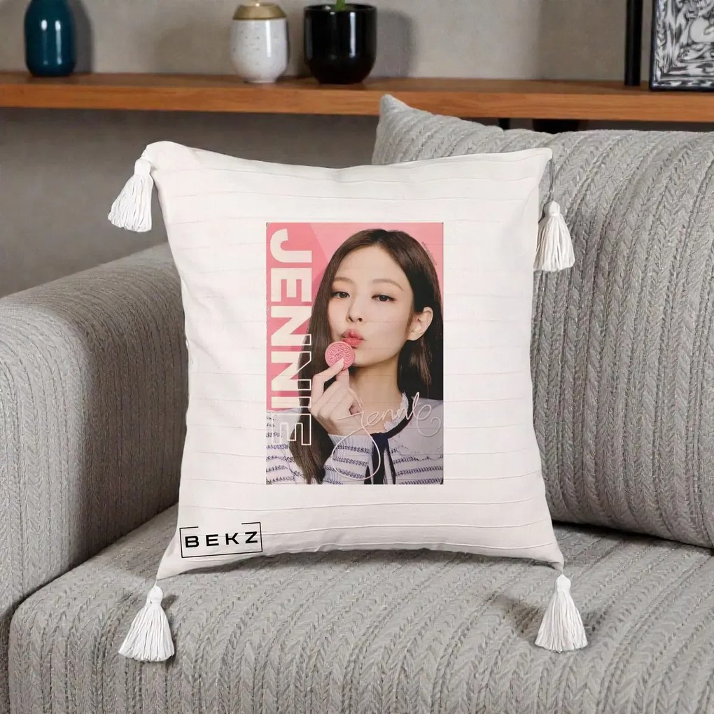 Perna Personalizata K-pop BLACKPINK Jennie cu Semnatura si Fond Roz, 40x40 cm, Bej cu Franjuri, Husa Detasabila, Perna Inclusa, BEKZ®