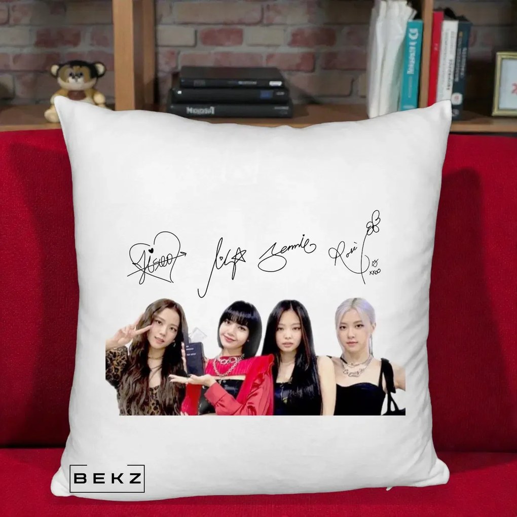 Perna Personalizata K-pop BLACKPINK Semnaturi, 40x40 cm, Alb Pufos, Husa Detasabila, Perna Inclusa, BEKZ®