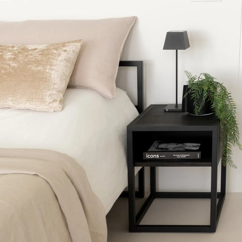 Noptieră neagră cu rafturi din lemn de stejar Diva – Spinder Design