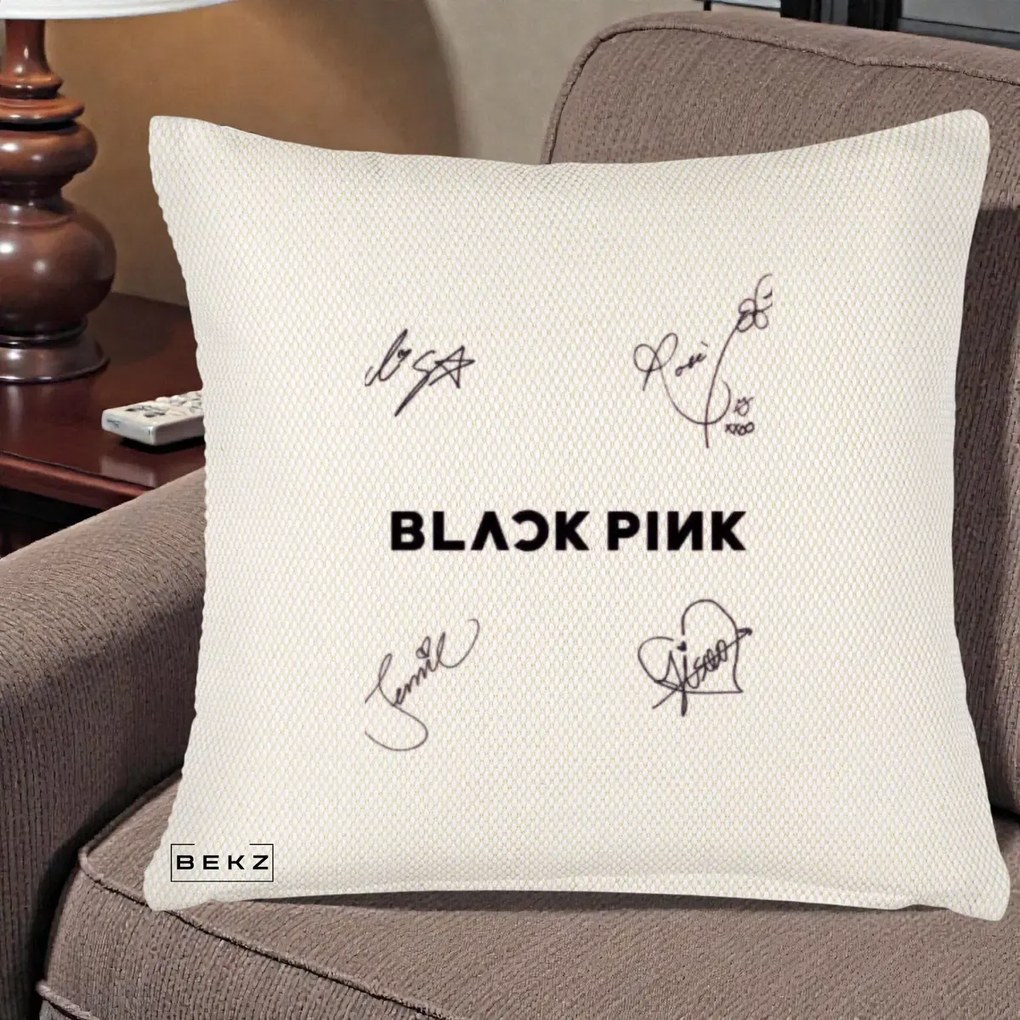 Perna Personalizata K-pop BLACKPINK Tinute Negre Grup Simplu, 40x40 cm, Crem Reliefat, Husa Detasabila, Perna Inclusa, BEKZ®