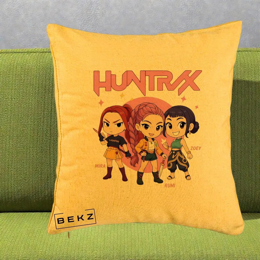 Perna Personalizata K-pop HUNTRX Trio Chibi cu Arme, 40x40 cm, Galben, Husa Detasabila, Perna Inclusa, BEKZ®