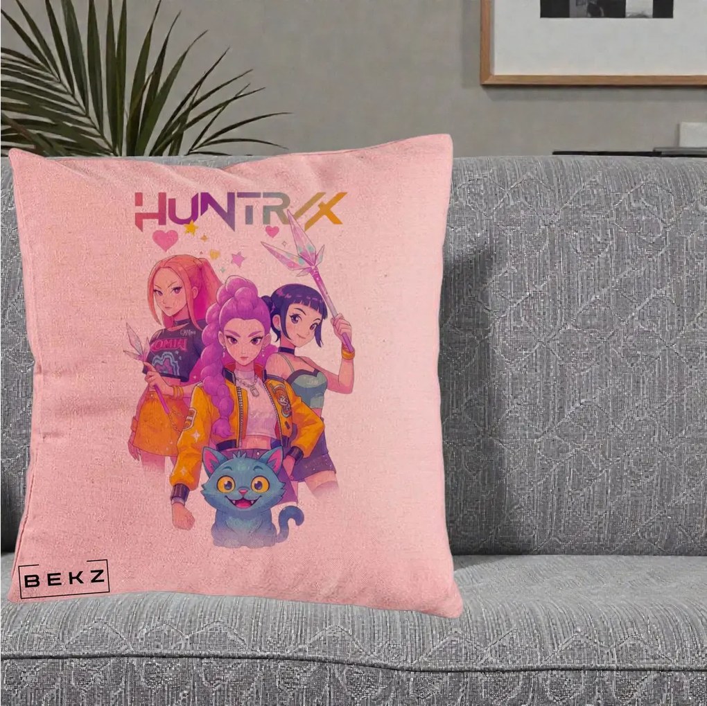 Perna Personalizata K-pop HUNTRX Trio Foto cu Pisica, 40x40 cm, Roz, Husa Detasabila, Perna Inclusa, BEKZ®