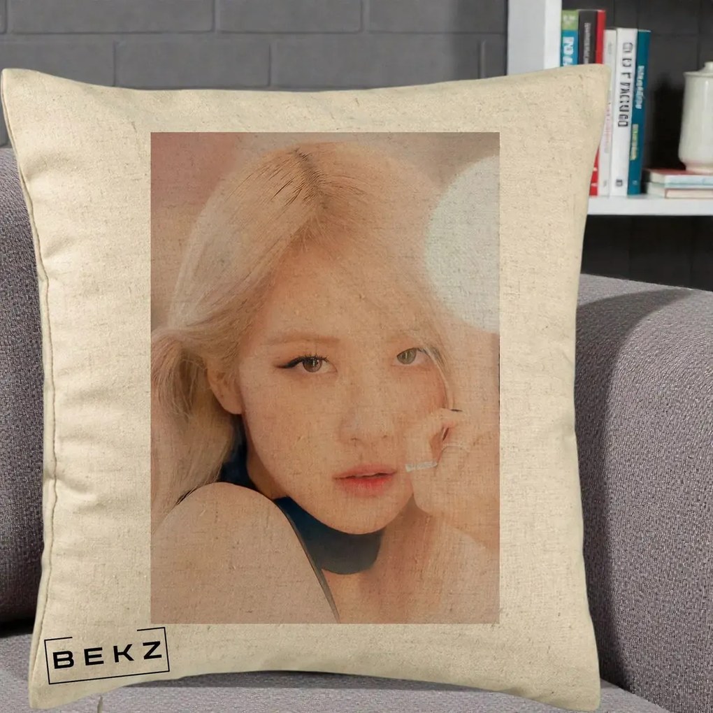 Perna Personalizata K-pop BLACKPINK Rose Blond cu Inel Roz Pastel, 40x40 cm, Bej, Husa Detasabila, Perna Inclusa, BEKZ®