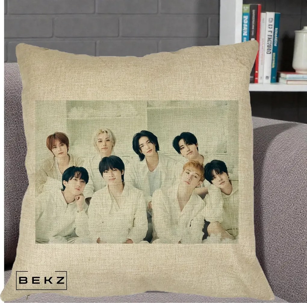 Perna Personalizata K-pop Stray Kids Foto Grup Alb All-White cu 8 Membrii, 40x40 cm, Crem, Husa Detasabila, Perna Inclusa, BEKZ®