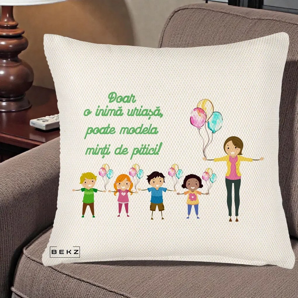Cadou pentru Educatoare - Perna Personalizata Doar o Inima Uriasa poate Modela Minti de Pitici cu Educatoare si Baloane, 40x40 cm, Crem Reliefat, Husa Detasabila, Perna Inclusa, BEKZ®