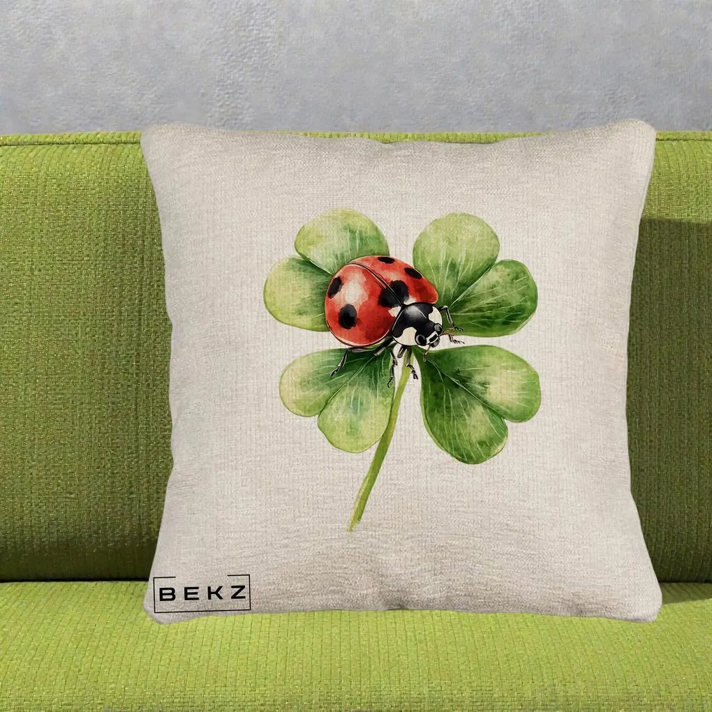 Perna Decorativa Buburuza Norocoasa pe Trifoi cu Patru Foi, 40x40 cm, Bej Canapea, Husa Detasabila, Perna Inclusa, BEKZ®