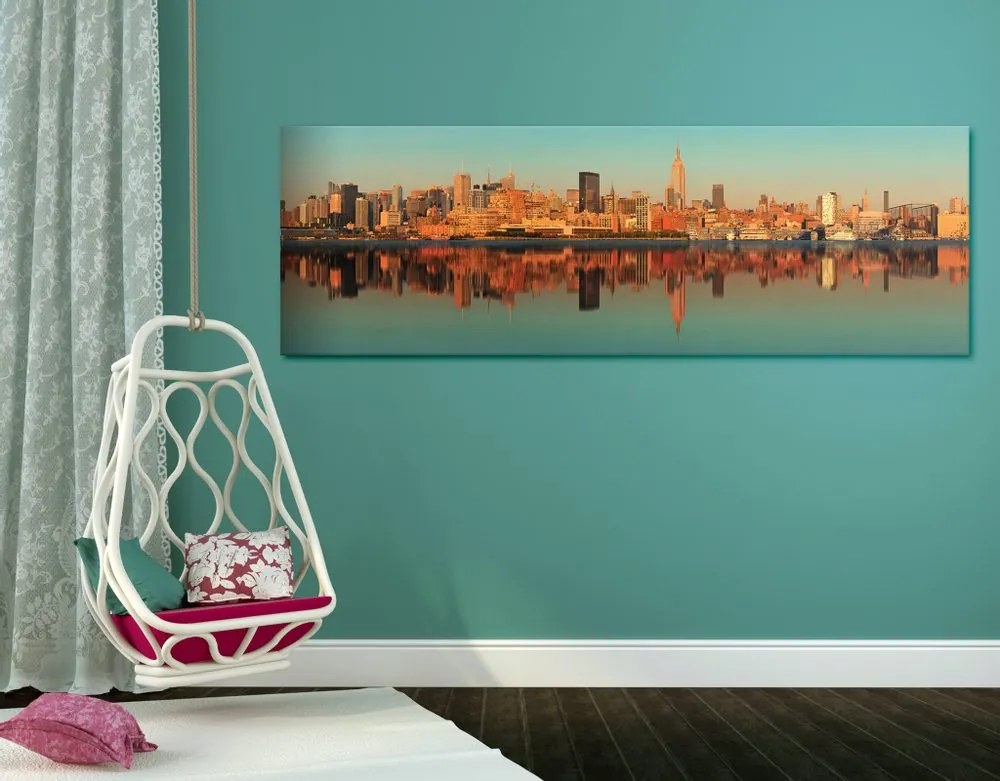 Tablou fascinantul New York reflectat în apă