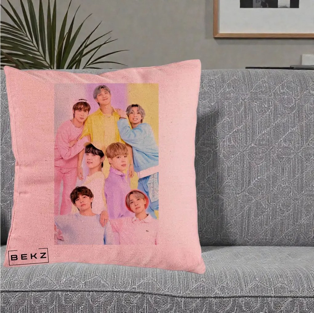 Perna Personalizata K-pop BTS Foto Grup Pastel Colorat cu 7 Membrii, 40x40 cm, Roz, Husa Detasabila, Perna Inclusa, BEKZ®