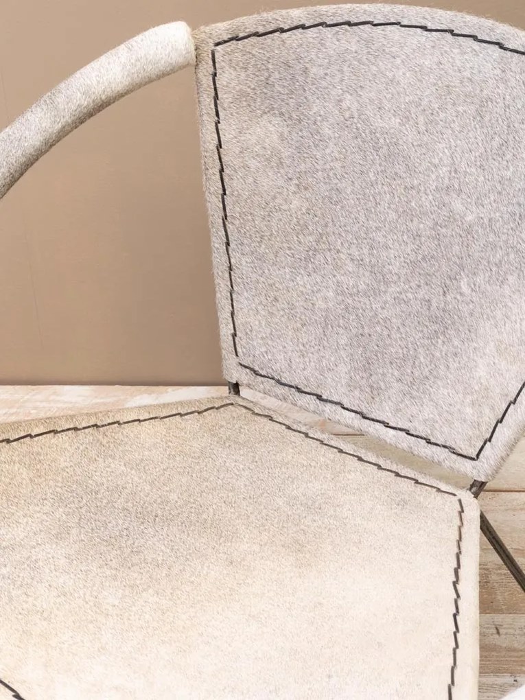 Fotoliu gri din piele de vacă cu structură din metal, „Arceau”