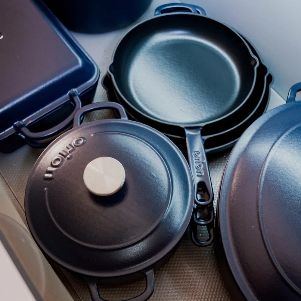 Oală cu capac din fontă 5,2 l adecvată pentru plita cu inducție LITINA SMALT – Orion