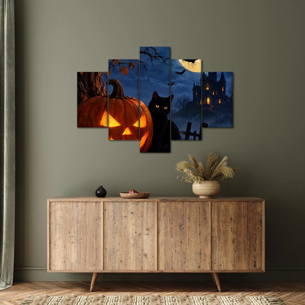 XXL Tablou - Pisică neagră lângă un dovleac luminat de Halloween (150x105 cm)