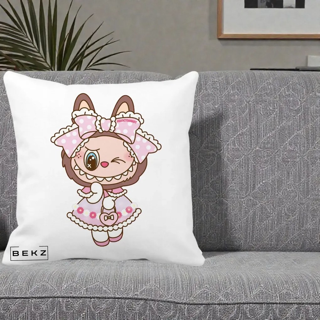 Perna Personalizata Labubu Lolita Roz cu Dantela, 40x40 cm, Alba Mata, Husa Detasabila, Perna Inclusa, BEKZ®