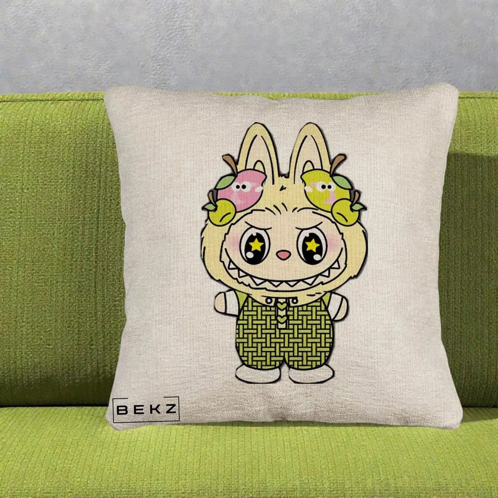 Perna Personalizata Labubu Galben cu Mere si Salopeta, 40x40 cm, Bej Canapea, Husa Detasabila, Perna Inclusa, BEKZ®