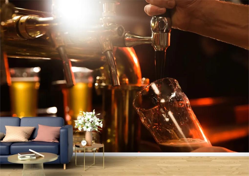 Tapet Premium Canvas - Barman punand bere in pahar