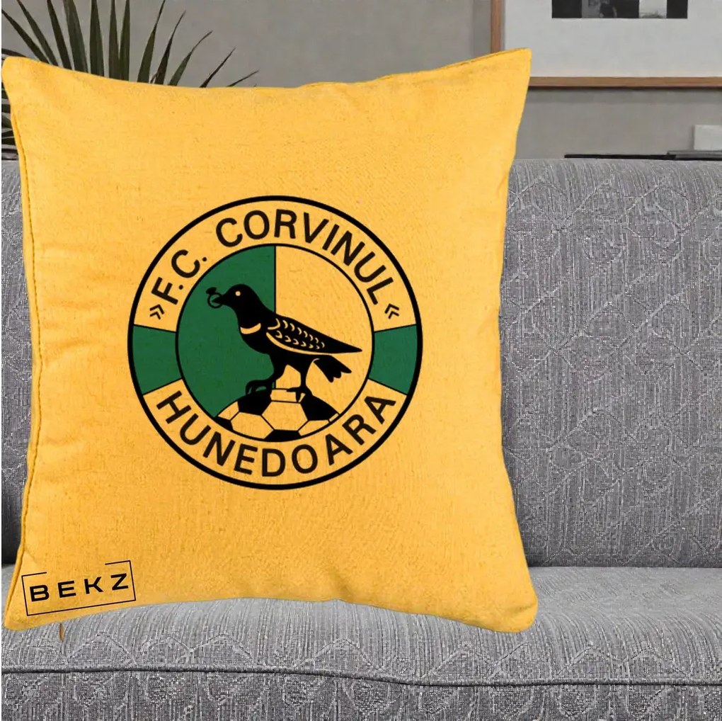 Perna Personalizata FC Corvinul Hunedoara Fotbal, 40x40 cm, Galben, Husa Detasabila, Perna Inclusa, BEKZ®