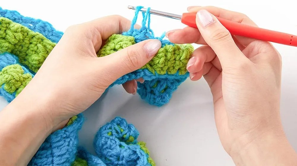 Set de crosetat cu accesorii, in husa