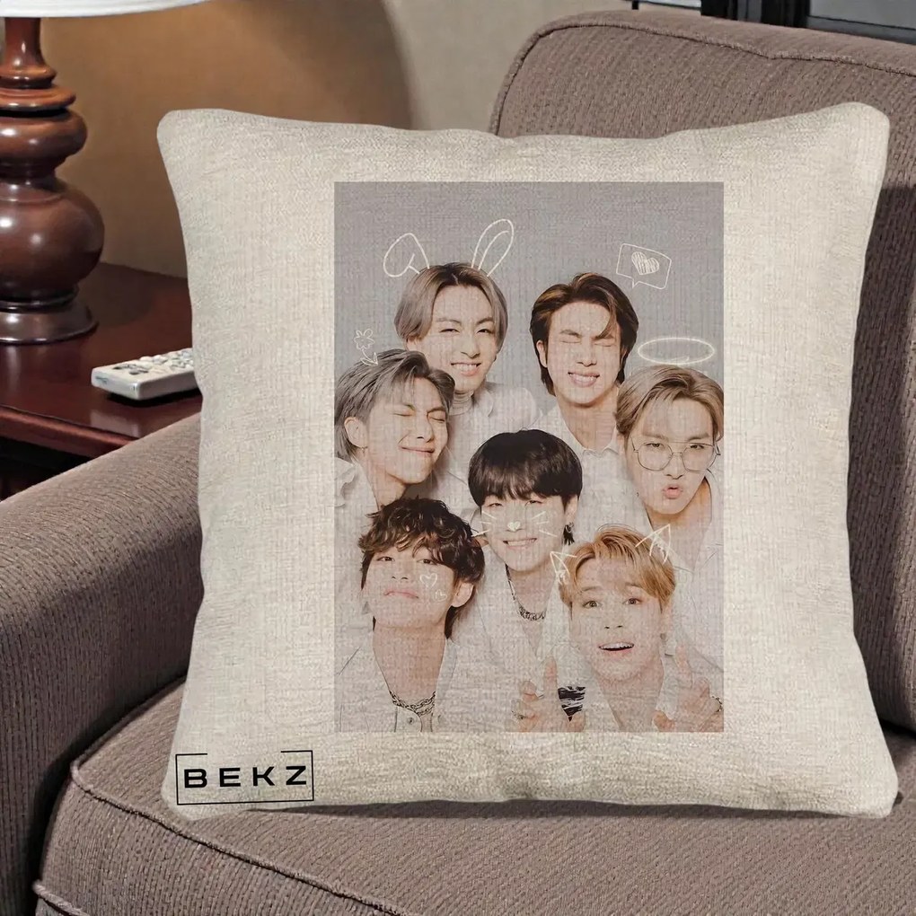 Perna Personalizata K-pop BTS Foto Grup Cute cu Animatii si 7 Membrii, 40x40 cm, Bej Canapea, Husa Detasabila, Perna Inclusa, BEKZ®