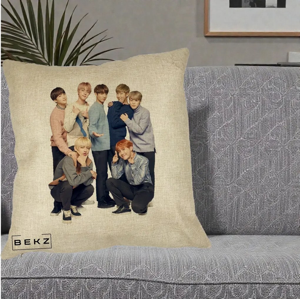 Perna Personalizata K-pop BTS Foto Grup In Picioare Tricoturi, 40x40 cm, Crem, Husa Detasabila, Perna Inclusa, BEKZ®