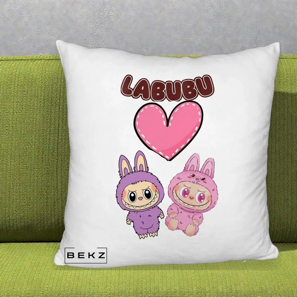 Perna Personalizata Labubu Cuplu Inima, 40x40 cm, Alb Pufos, Husa Detasabila, Perna Inclusa, BEKZ®