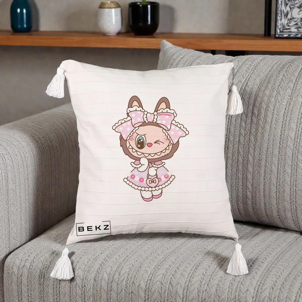 Perna Personalizata Labubu Lolita Roz cu Dantela, 40x40 cm, Bej cu Franjuri, Husa Detasabila, Perna Inclusa, BEKZ®