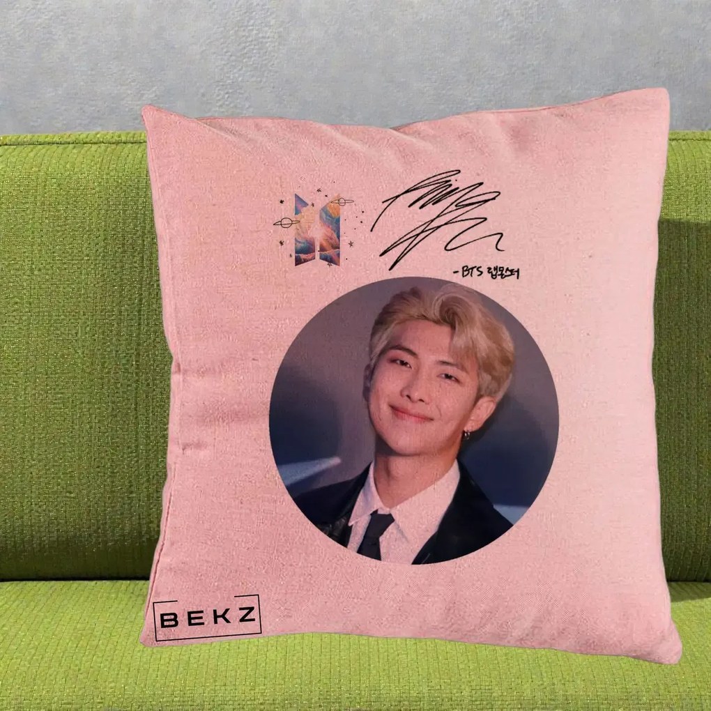 Perna Personalizata K-pop BTS RM Namjoon Portret Cerc cu Autograf, 40x40 cm, Roz, Husa Detasabila, Perna Inclusa, BEKZ®