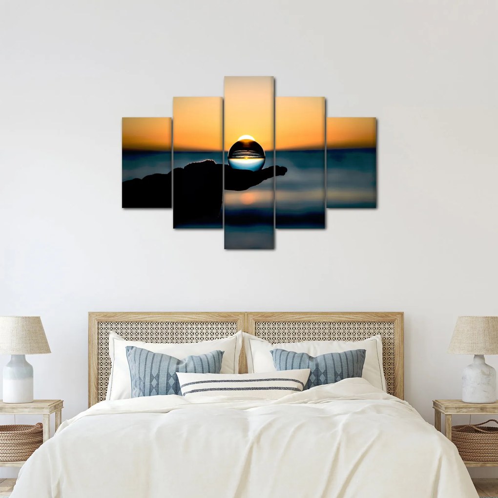 Tabloul cu bilă din sticlă în palmă (150x105 cm)