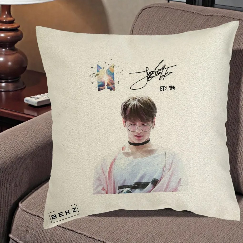 Perna Personalizata K-pop BTS Jungkook Portret cu Ochelari Autograf, 40x40 cm, Ecru, Husa Detasabila, Perna Inclusa, BEKZ®